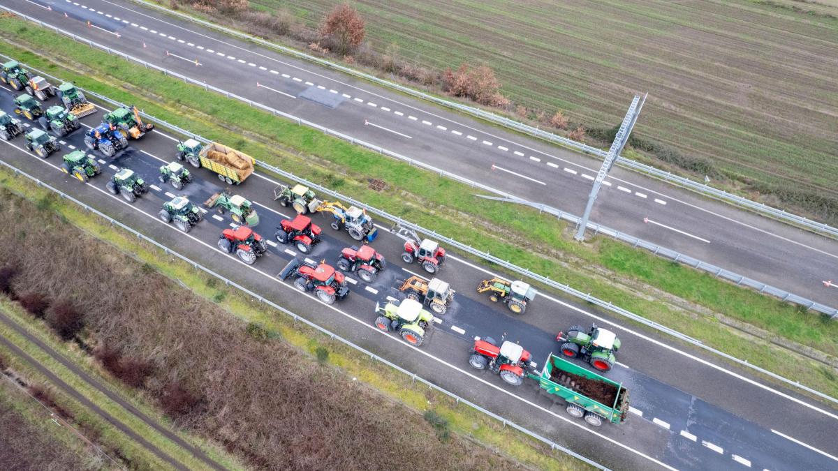 Blocaj în Irlanda: Fermierii paralizează țara, benzinăriile se golesc
