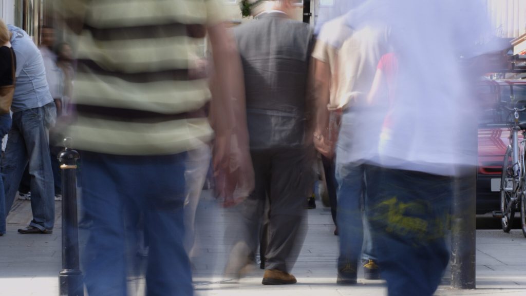 Bolojan, țintă a furiei populare: Românii cer schimbări politice, resping direcția Guvernului