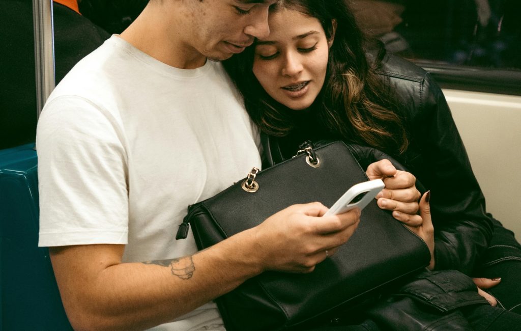 Mai mult de jumătate dintre europeni spionează ecranul telefoanelor străinilor în public, conform unui studiu recent