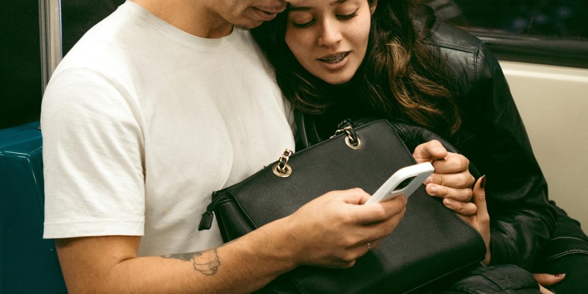 oameni-telefon-mobil-metrou.jpg - JurnalUrban