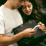 oameni-telefon-mobil-metrou.jpg - JurnalUrban