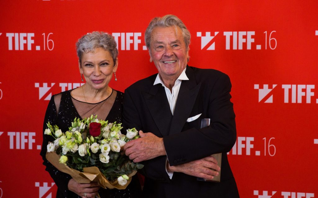 Oana Pellea, furibundă: „Dați jos bannerul cu Amza Pellea din Obor!”