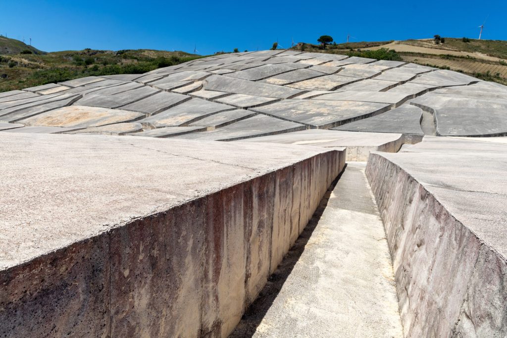 Orașul de beton: Un „Pompeii modern” și simbol al artei contemporane