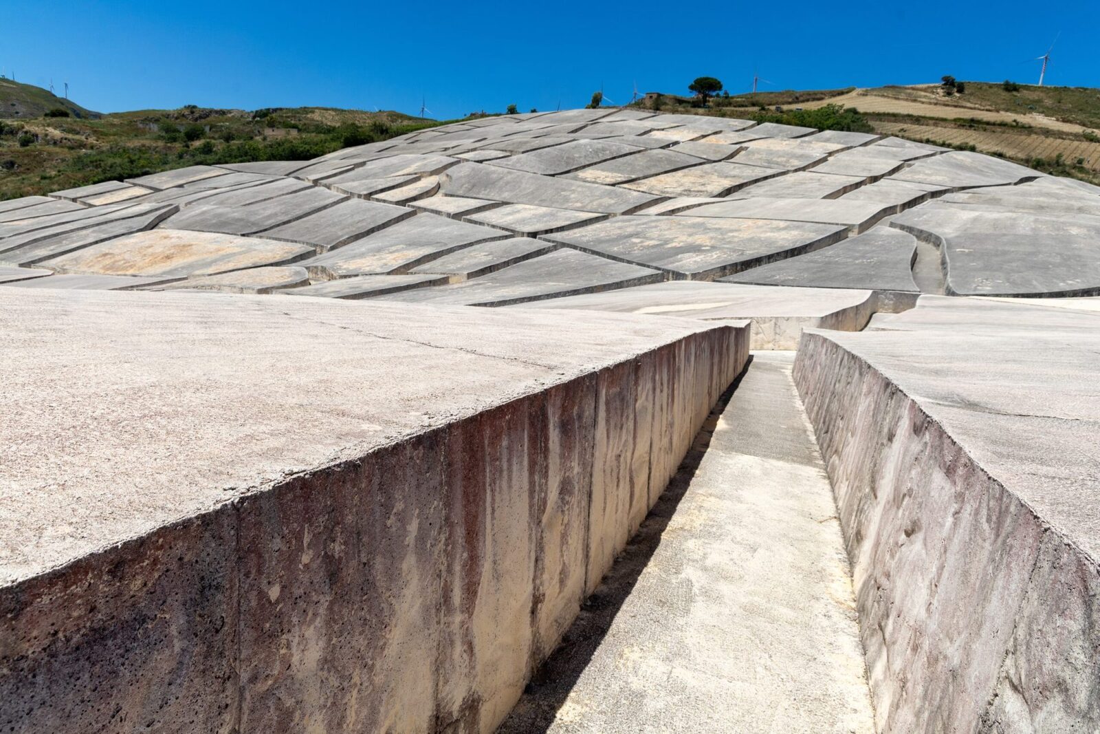 Orașul de beton: Un „Pompeii modern” și simbol al artei contemporane