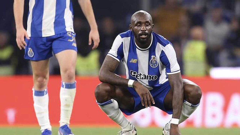FC PORTO, dezamăgit de egalul dramatic cu Famalicão Mijlocașul lui FC PORTO, Seko Fofana, a marcat în minutul 90+1, gol care părea să aducă victoria echipei sale pe teren propriu