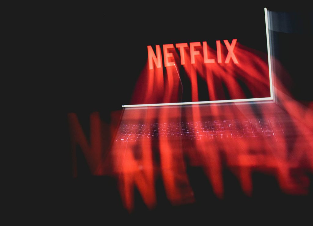 Netflix atacă YouTube: Intră în podcasturi și schimbă regulile jocului