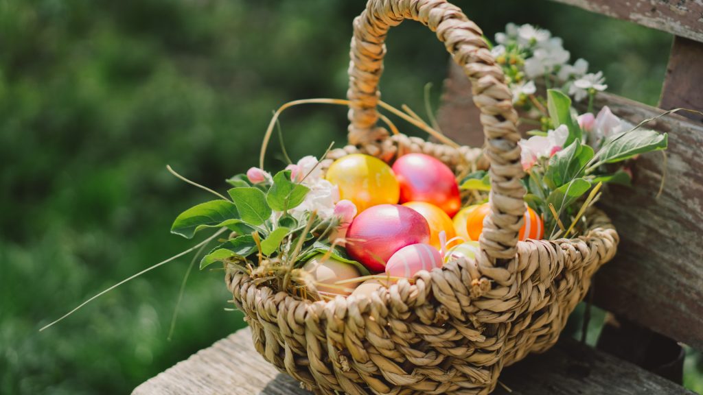Cum vopsesc ouăle de Paște în lume: Tradiții din România și Europa!