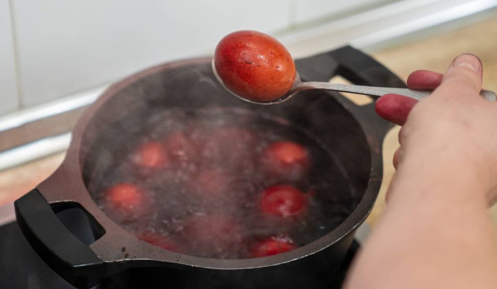 Atenție, ai mâncat prea multe ouă de Paște: Semnul de „piatră” în stomac