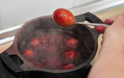 Atenție, ai mâncat prea multe ouă de Paște: Semnul de „piatră” în stomac