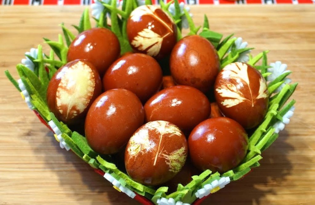 Ouă vopsite cu sfeclă roșie: Metoda naturală, preferată de gospodinele din România