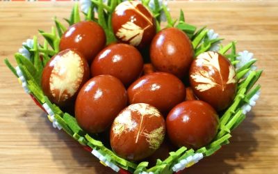 Ouă vopsite cu sfeclă roșie: Metoda naturală, preferată de gospodinele din România