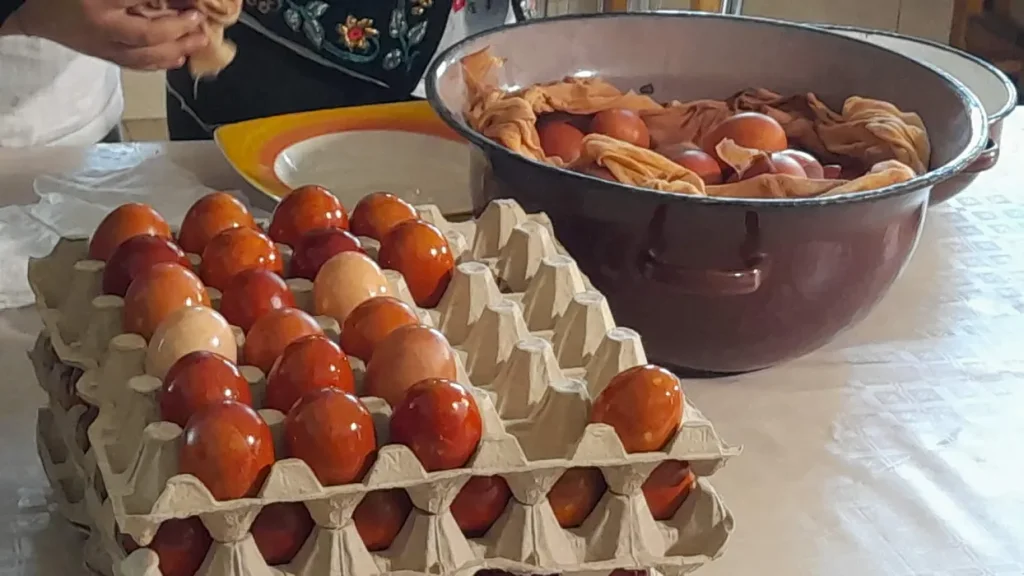 Ouă eco, tradiție la Mănăstirea Timișeni: Se vopsesc cu ceapă roșie și albă