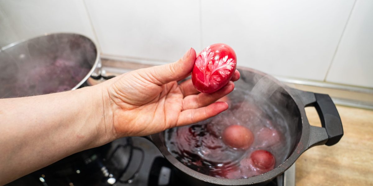 De ce ciocnim ouă roșii de Paște? Tradiția cu semnificații profunde