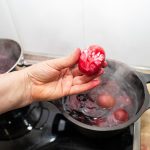 De ce ciocnim ouă roșii de Paște? Tradiția cu semnificații profunde