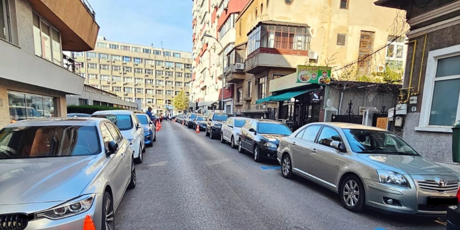Parcarea gratuită pentru mașinile electrice, prelungită până în 2027 în București Consiliul General al Municipiului București (CGMB) a votat pentru menținerea parcării gratuite pe locurile administrate de Primăria Capitalei pentru posesorii de mașini electrice