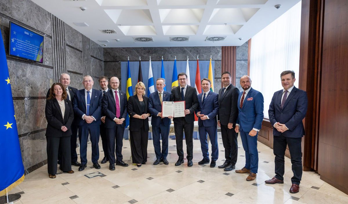 Șapte deputați solicită Uniunii Europene să accelereze negocierile cu Republica Moldova și Ucraina Un grup de șapte parlamentari cer Uniunii Europene să accelereze negocierile de aderare cu Republica Moldova și Ucraina