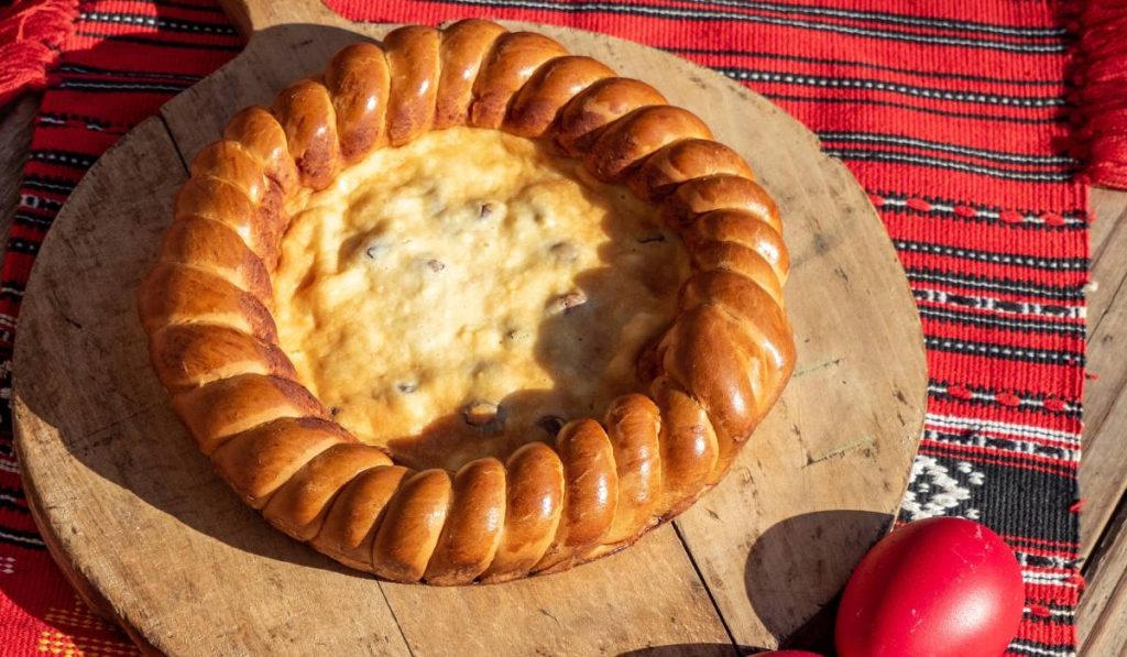 Pasca cu smântână, desertul perfect pentru sărbători, reinterpretată pentru un gust mai fin Pasca, simbol al sărbătorilor pascale, este un desert îndrăgit, care aduce bucurie pe mesele românilor