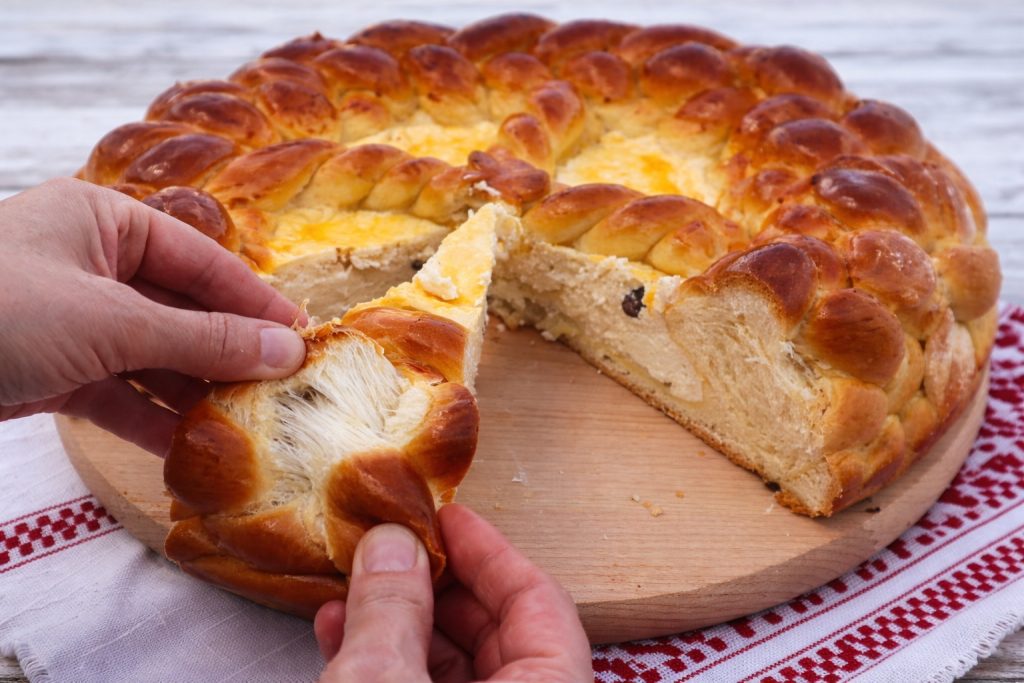 Rețeta bunicii de paște: Pască cu brânză și stafide, gustul copilăriei