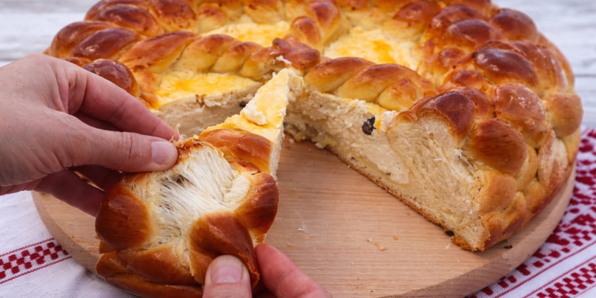 Rețeta bunicii de paște: Pască cu brânză și stafide, gustul copilăriei