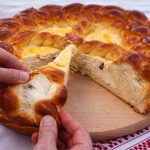 Rețeta bunicii de paște: Pască cu brânză și stafide, gustul copilăriei