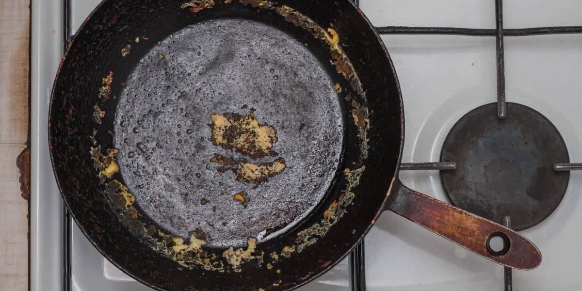 Curățenia perfectă: Trucul cu sare pentru tigaia de fontă. Fără ardere!