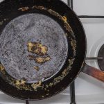 Curățenia perfectă: Trucul cu sare pentru tigaia de fontă. Fără ardere!