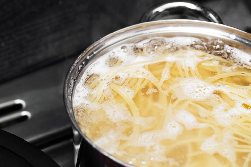 Greșeala epică la paste: Câtă apă pui? Trucul bucătarilor, dezvăluit