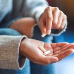 Evită aceste alimente! Ce mănânci te poate pune în pericol tratamentul medicamentos