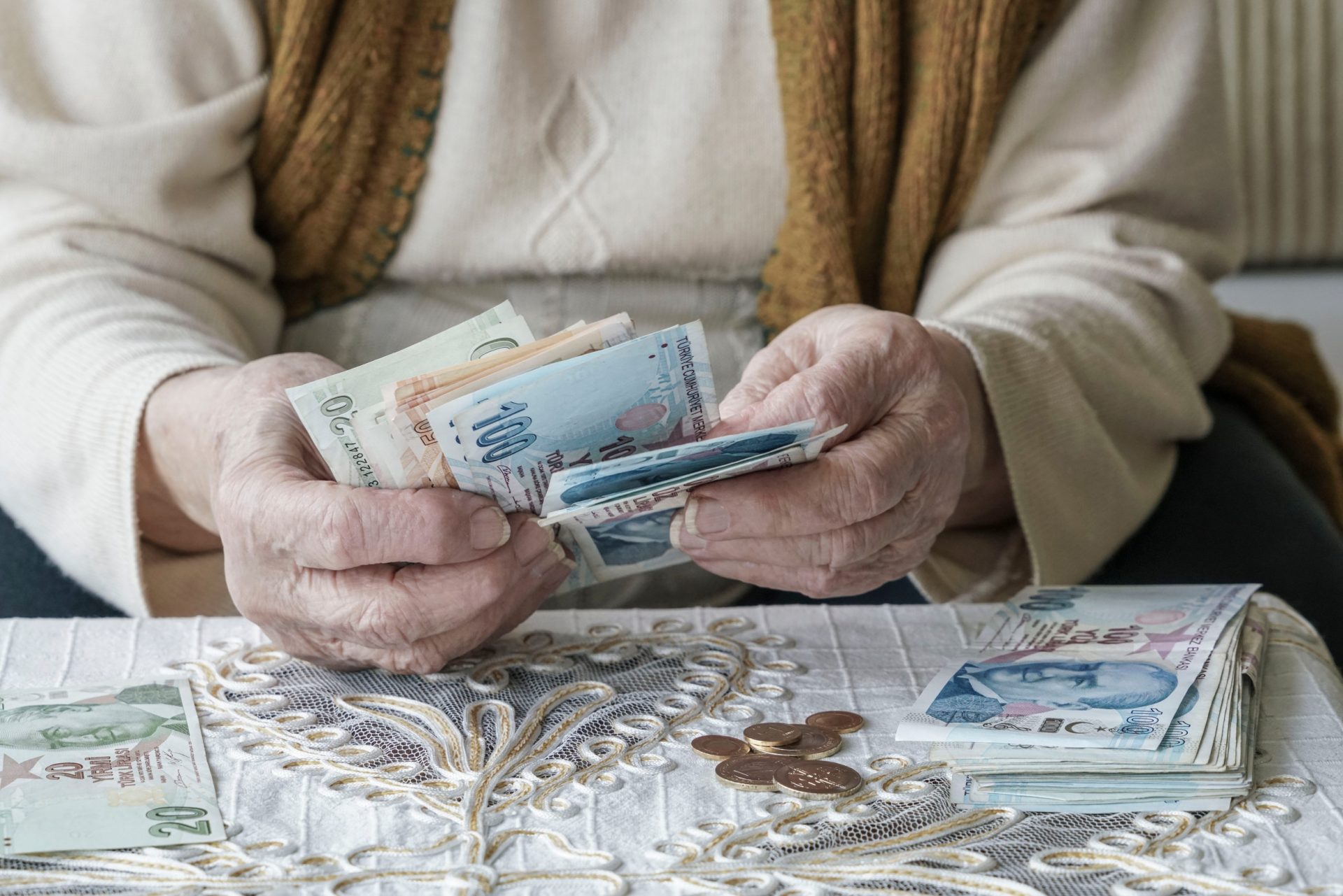 Două românii la pensie: Unde e viața mai bună la bătrânețe