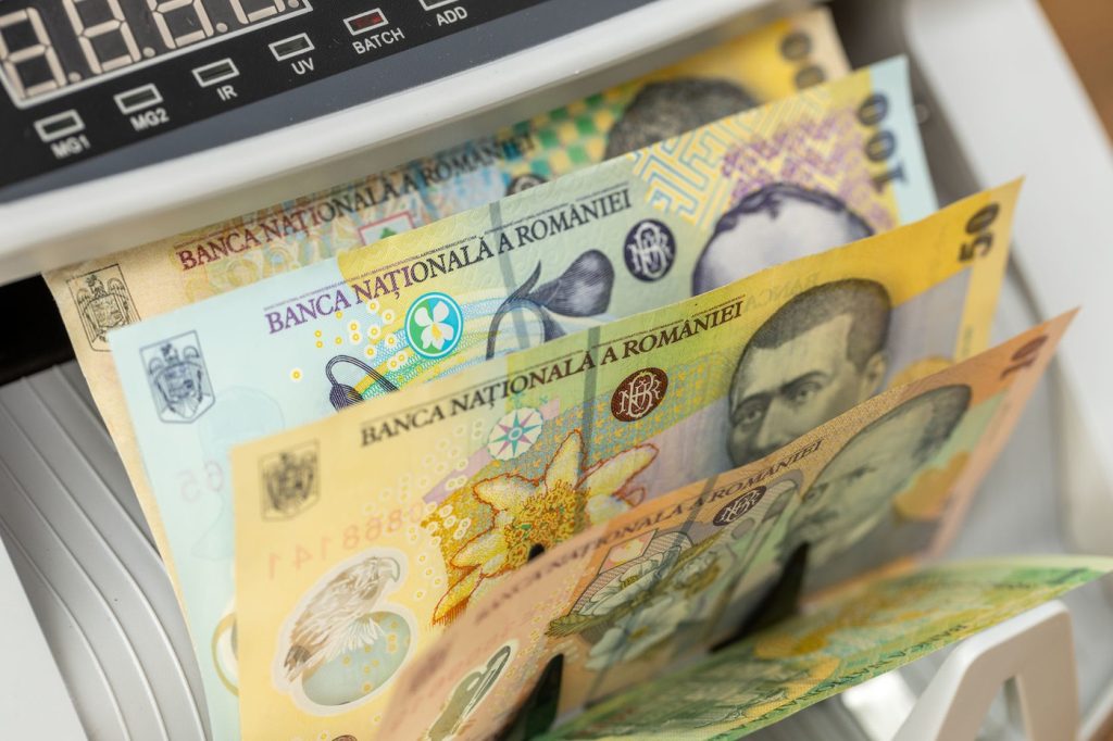 Pensionarii primesc ajutoare financiare în două tranșe, începând din mai Guvernul a aprobat acordarea de ajutoare financiare pensionarilor cu venituri mici, măsura urmând să se aplice în două etape, prima în luna mai și a doua în decembrie 2026