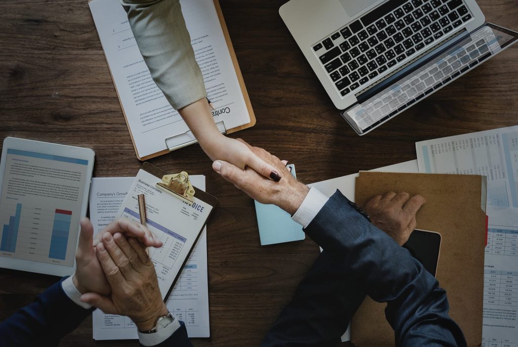 Platformele de inteligență artificială (IA) își dezvoltă rapid capacitățile în domeniul financiar, sugerând posibilitatea ca acestea să înlocuiască consilierii financiari umani, potrivit unui profesor de la prestigiosul Institutul de Tehnologie din MASSACHUSETTS (MIT)