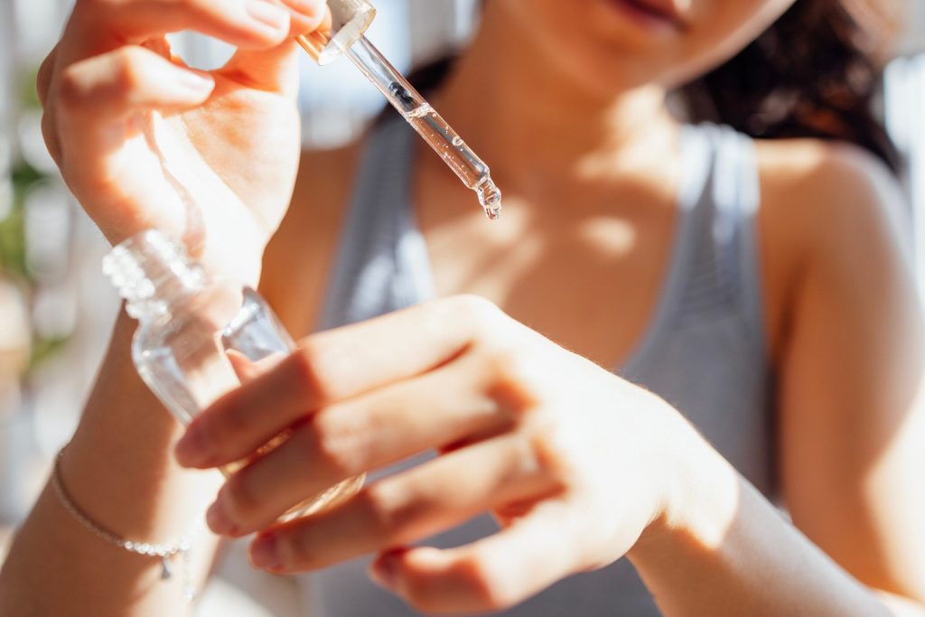 Peptidele, noul elixir al frumuseții? Promisiuni false și riscuri ascunse