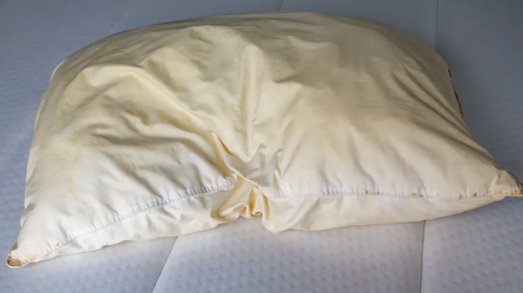 De ce îngălbenesc pernele și ce riscuri ascund: Adevărul ȘOCANT