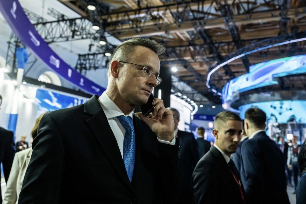 Ungaria acuză implicarea serviciilor de informații străine în alegeri Ministrul Afacerilor Externe și Comerțului din Ungaria, Péter Szijjártó, a acuzat implicarea serviciilor de informații externe în alegerile parlamentare din țara sa