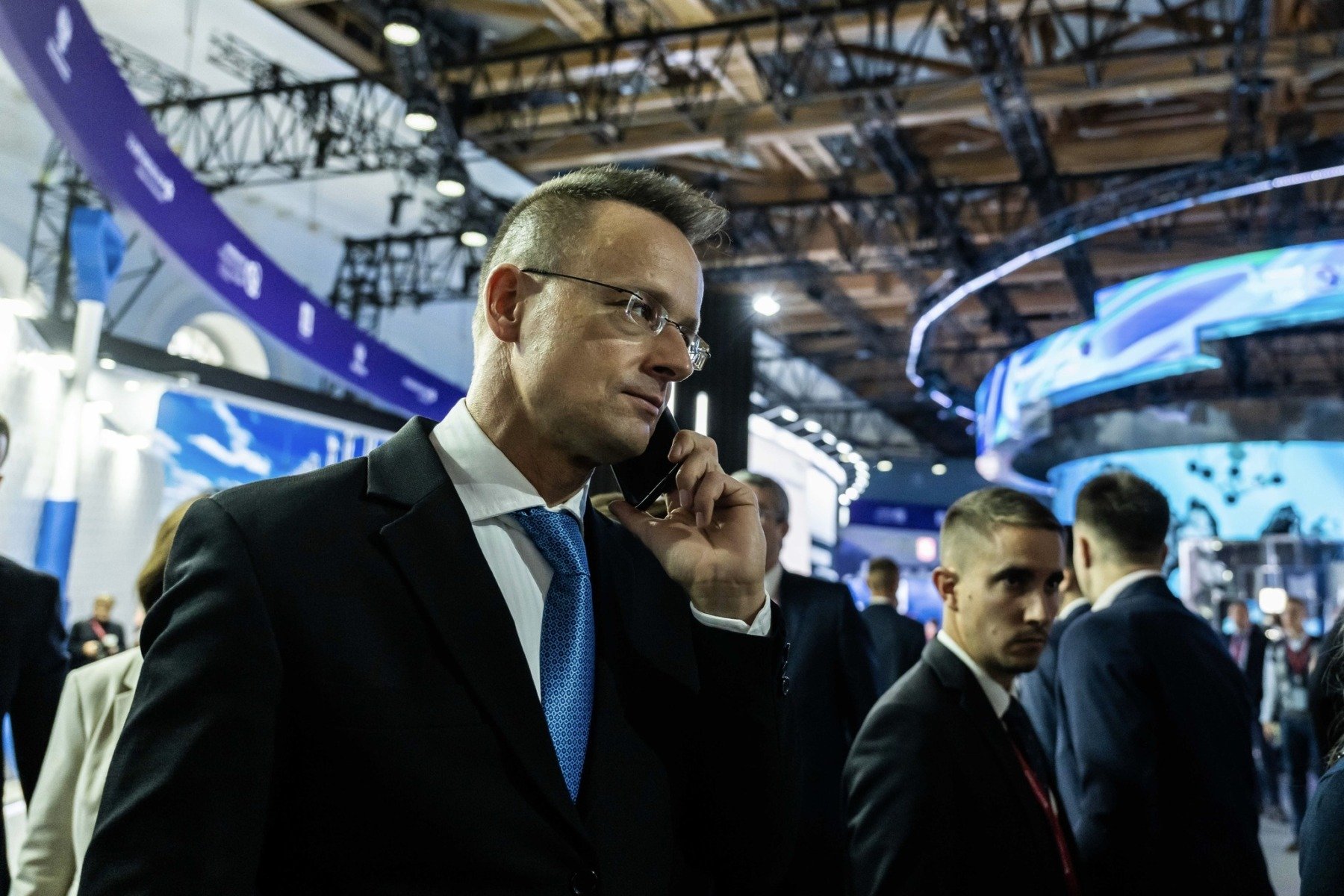 Ungaria acuză implicarea serviciilor de informații străine în alegeri Ministrul Afacerilor Externe și Comerțului din Ungaria, Péter Szijjártó, a acuzat implicarea serviciilor de informații externe în alegerile parlamentare din țara sa