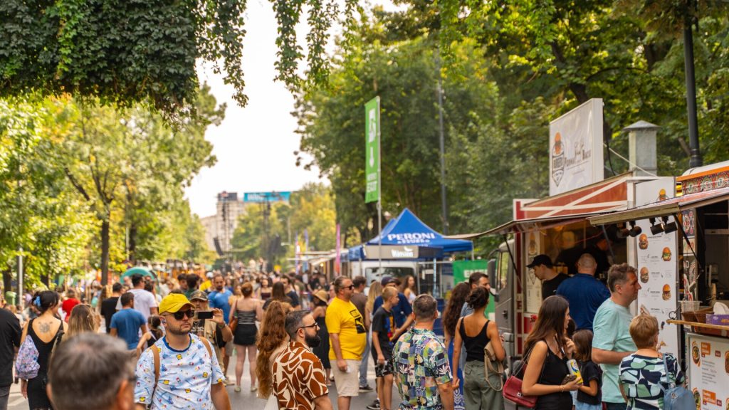 Bucureștenii din zona Kiseleff, nemulțumiți de festivalurile comerciale, strâng semnături pentru a le interzice Locuitorii din apropierea Bulevardului Kiseleff, dar și cei care frecventează Parcul Kiseleff, au inițiat o petiție online prin care solicită autorităților locale să nu mai aprobe organizarea festivalurilor comerciale în zonă