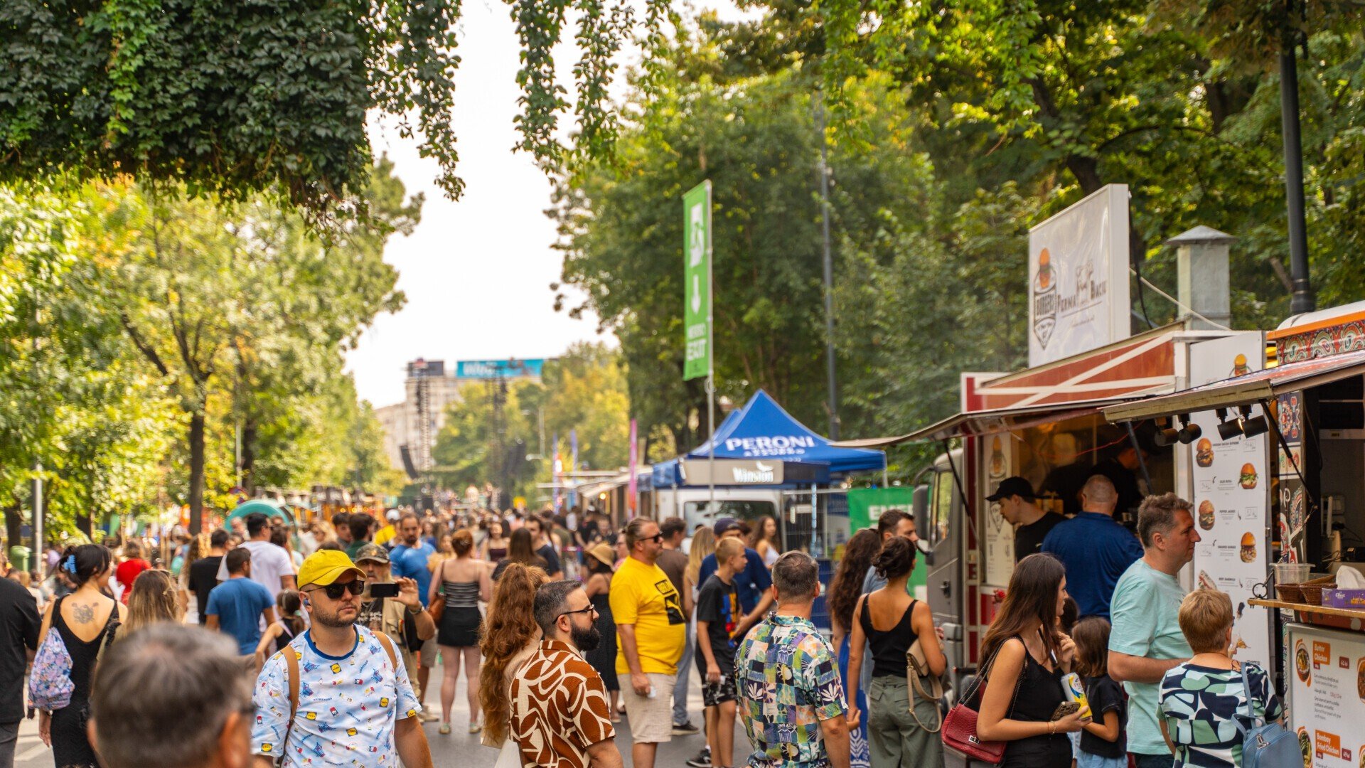Bucureștenii din zona Kiseleff, nemulțumiți de festivalurile comerciale, strâng semnături pentru a le interzice Locuitorii din apropierea Bulevardului Kiseleff, dar și cei care frecventează Parcul Kiseleff, au inițiat o petiție online prin care solicită autorităților locale să nu mai aprobe organizarea festivalurilor comerciale în zonă