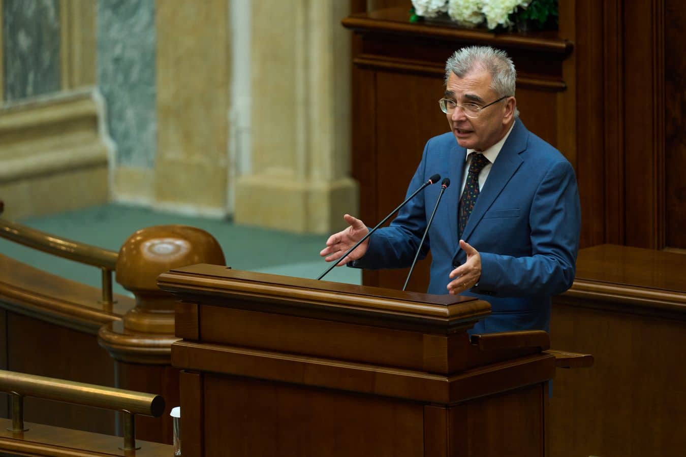 Bolojan, pe marginea prăpastiei: Scădere economică și inflație de 10% – ce urmează