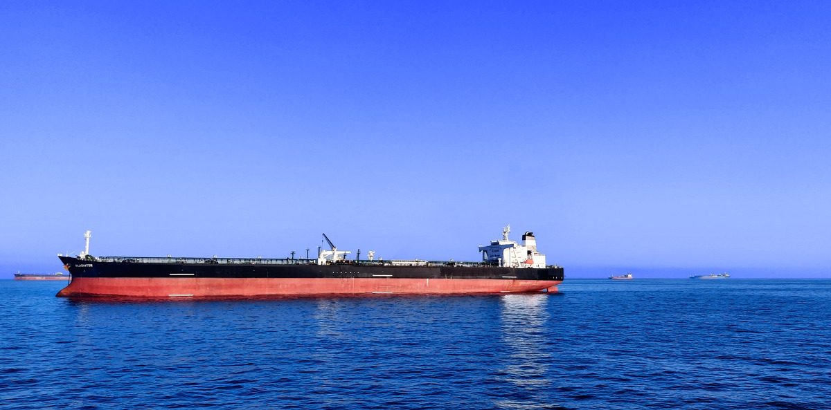 Petrolul american sare de 100$: Armistițiul SUA-Iran, eșec în Hormuz