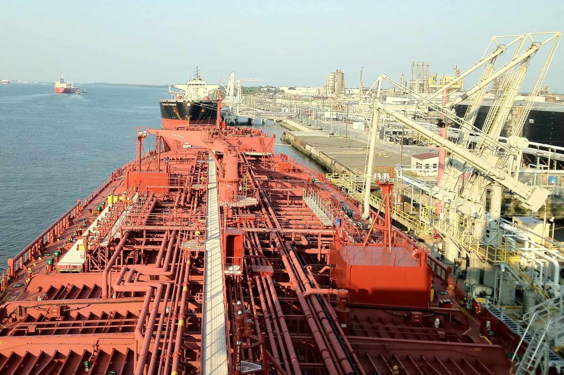 Iranul a închis Strâmtoarea Hormuz, la mai puțin de o zi după ce a convenit asupra unui acord de armistițiu cu Statele Unite ale Americii, alimentând îngrijorările legate de stabilitatea regională și impactul asupra pieței globale de petrol