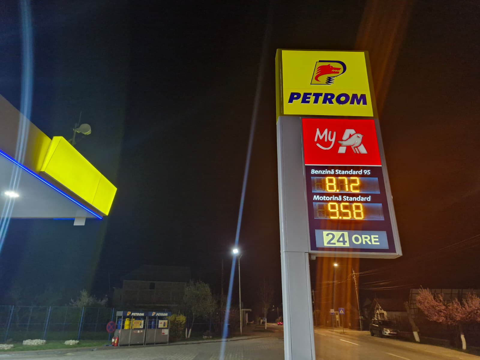 Prețul benzinei scade cu 40 de bani pe litru la Petrom, motorina, cu 35 Petrom a redus prețul carburanților în această dimineață