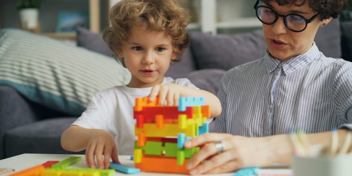 Părinții copiilor cu autism și Down, sprijin de la stat: Consiliere gratuită