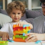 Părinții copiilor cu autism și Down, sprijin de la stat: Consiliere gratuită