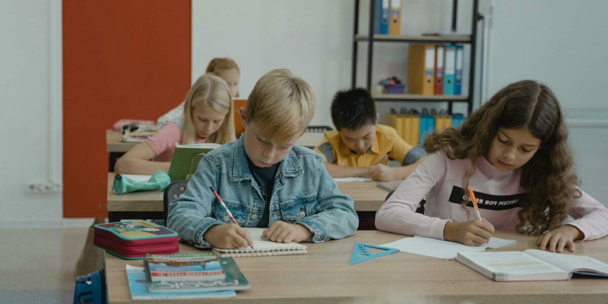 Bursele elevilor, înainte de Paște? Răspunsul care irită: Așteptare prelungită