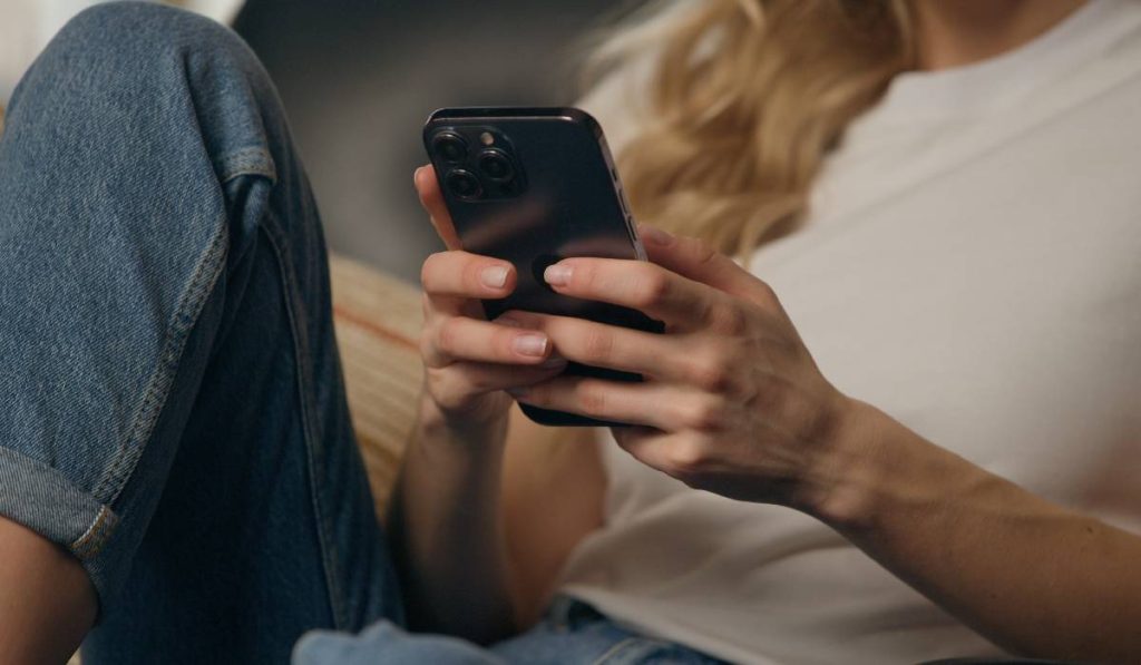 Telefonul, o amenințare ascunsă: Cum ne schimbă viața de la București la Europa