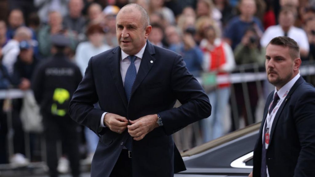 Rumen Radev, pilotul la butoane: Zguduie Bulgaria. Guvernul sau prăbușirea