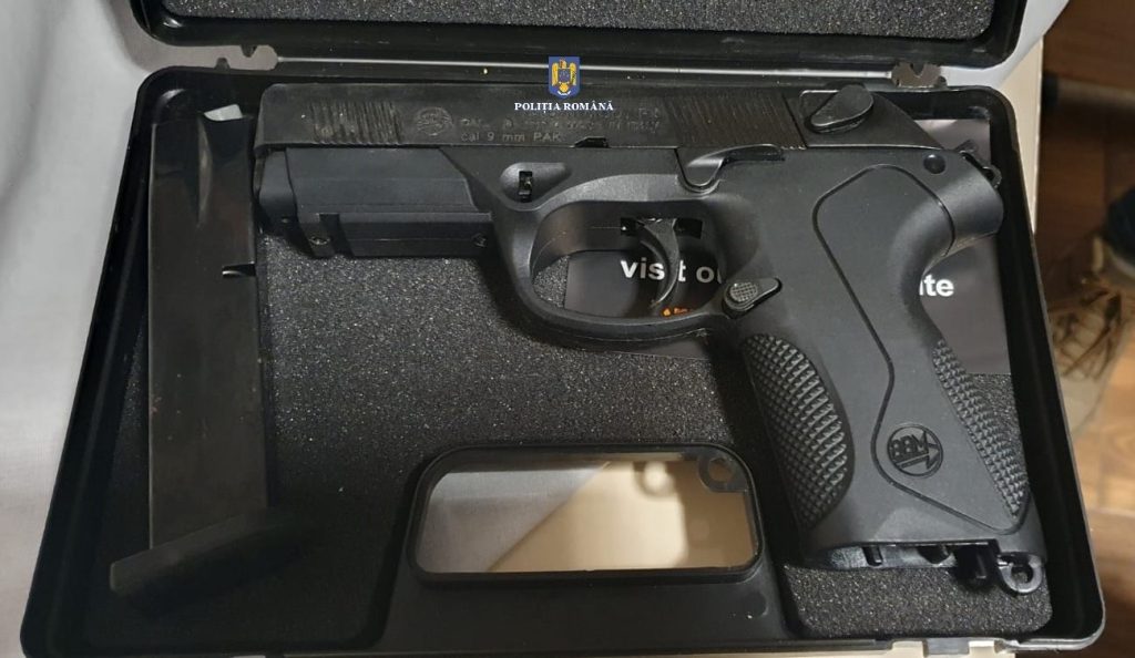 Arădeancă prinsă în flagrant: Vindea pistol pe net cu 300 de euro