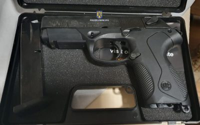 Arădeancă prinsă în flagrant: Vindea pistol pe net cu 300 de euro