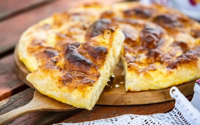 Rețeta bunicii: Plăcintă cu foi subțiri și brânză, răsucită sau la tavă