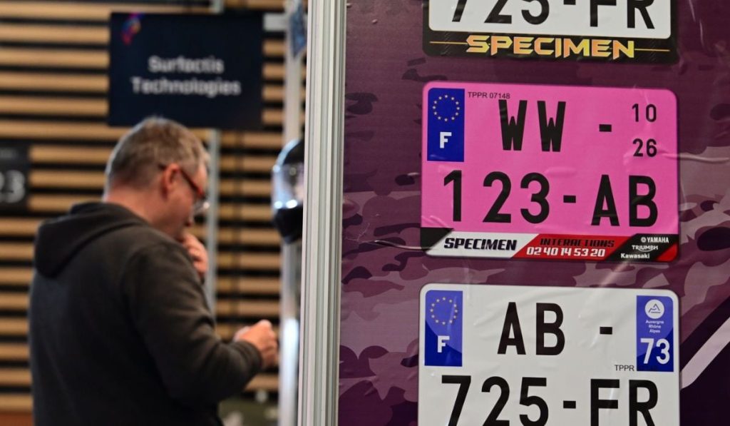 Roz pe șosele: Ce semnifică noile plăcuțe de înmatriculare din Europa din 2026